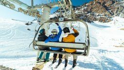 Vacaciones de invierno enChile: Ski Portillo es el centro más legendario del país, famoso por su icónicohotel amarillo a orillas de la Laguna del Inca.