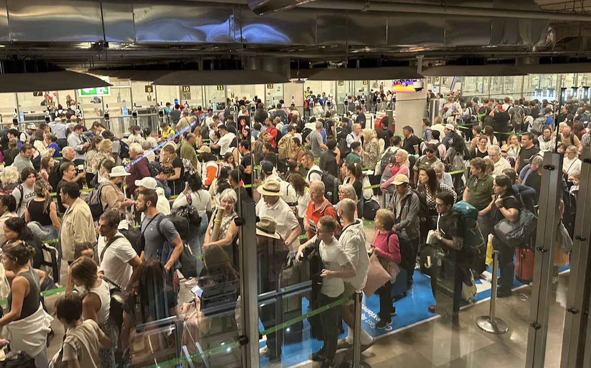 Colas en el aeropuerto de Barajas, en Madrid, por las huelgas.