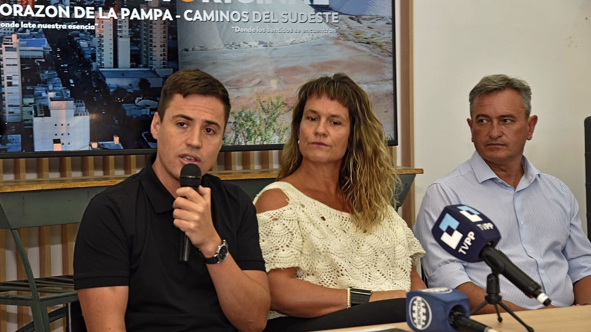 Saúl Echeveste, secretario de Turismo de La Pampa (izq), durante la presentación de los folletos.