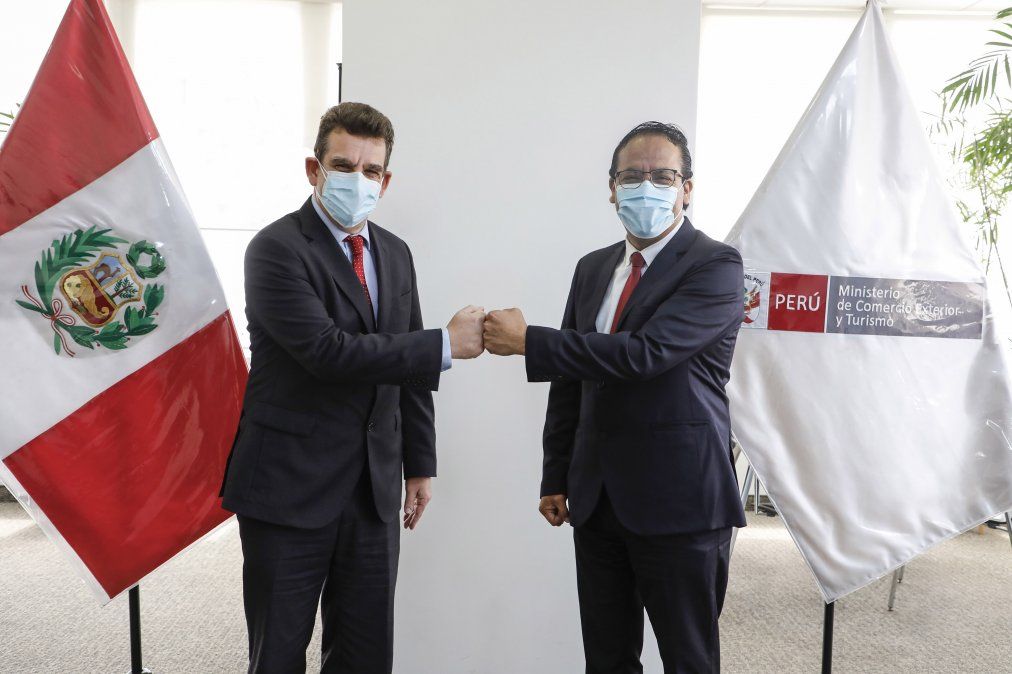 El titular de Mincetur, Roberto Sánchez, sostuvo una reunión con el embajador de Israel en Perú, Asaf Ichilevich. - Ladevi Medios y Soluciones El titular de Mincetur, Roberto Sánchez, sostuvo una reunión con el embajador de Israel en Perú, Asaf Ichilevich.