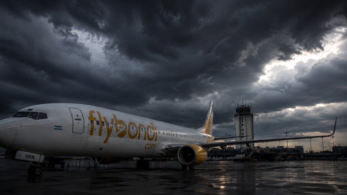Flybondi, en plena tormenta: detrás de la crisis operativa asoma una trama de negocios, poder y vínculos políticos.
