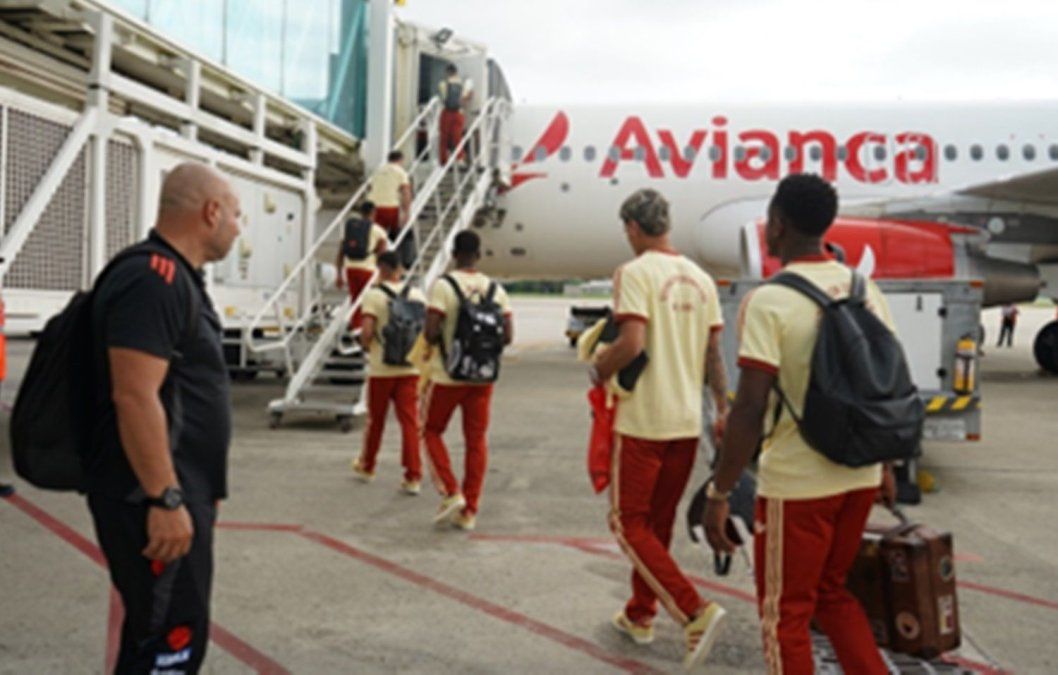 La Selección Colombiana en pleno embarque en un avión de Avianca