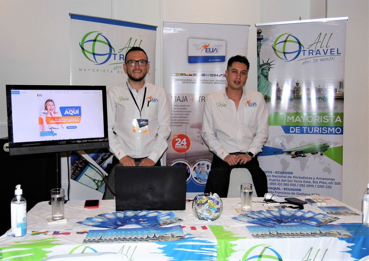 Antonio Lucio, gerente general; Adrián Jara, ejecutivo comercial; ambos de All Travel Ecuador. Esta importante empresa utilizó la tecnología para dar a conocer su producto.