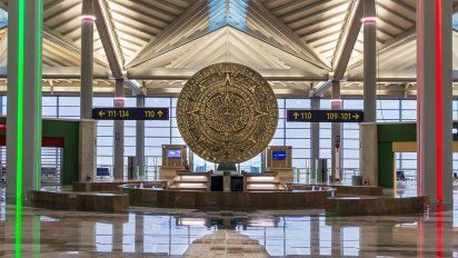 El flujo de pasajeros en el AIFA incrementó minetras que en el AICM disminuyó.