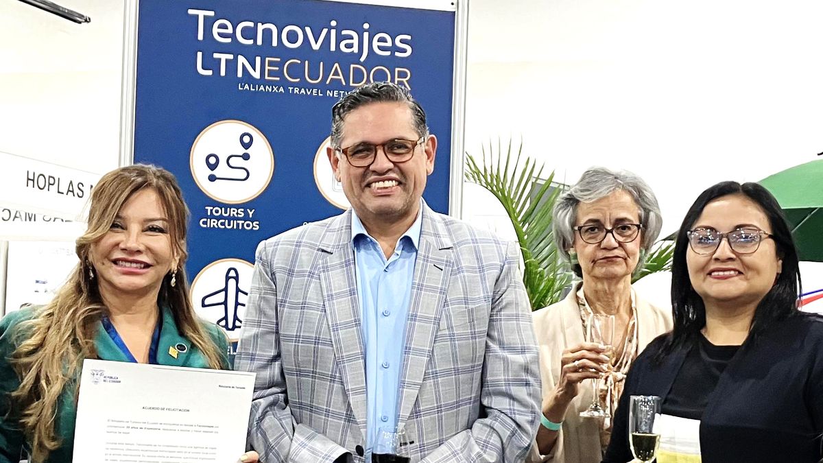 Patricia Elías (izq.), presidenta ejecutiva de Tecnoviajes, con el viceministro de Turismo Mateo Estrella.