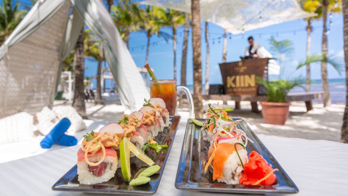 Kiin Beach Club es un espacio exclusivo que fusiona música en vivo, mixología creativa y cocina internacional en un entorno sofisticado frente al mar Caribe. Kiin Beach Club es un espacio exclusivo que fusiona música en vivo, mixología creativa y cocina internacional en un entorno sofisticado frente al mar Caribe.