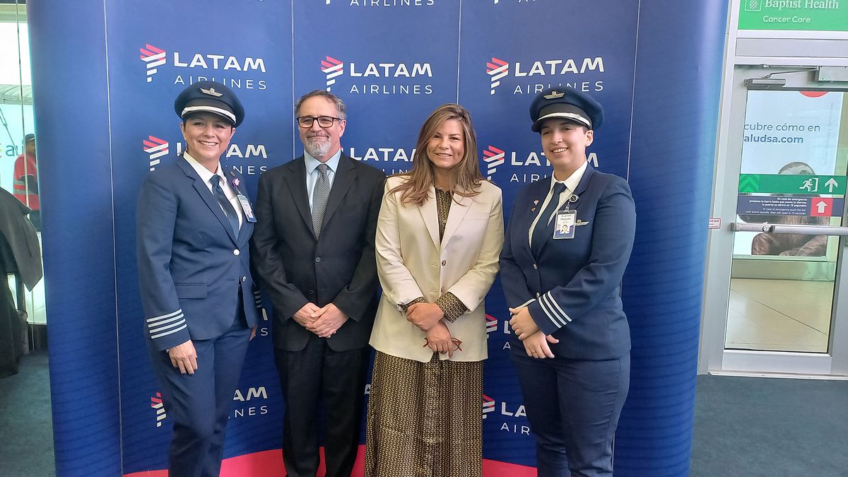 Cristina Barba, piloto de Latam Airlines; Ramón Miró, director general de Quiport; Mónica Fistrovic, CEO de Latam Airlines Ecuador; y Michelle Vera, primera capitán de Latam Airlines. 