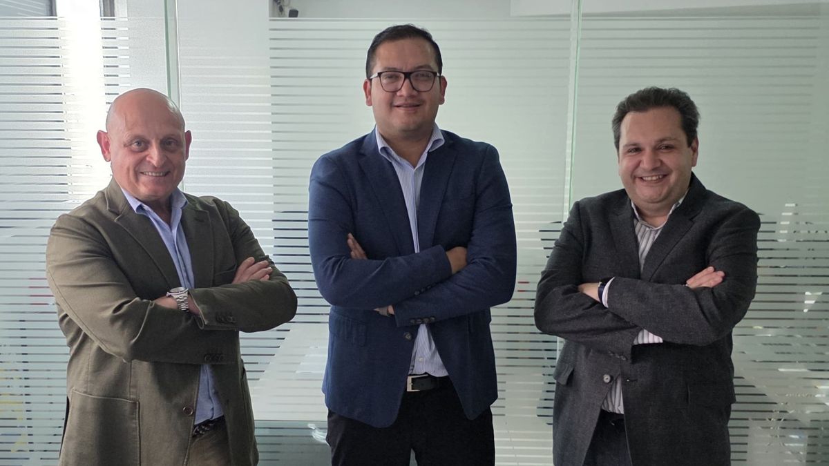 Diego Ontañón, Abraham Pérez y Miguel Hinojosa en la oficina de Operadora Turísitica Sierra Madre en Ciudad de México.