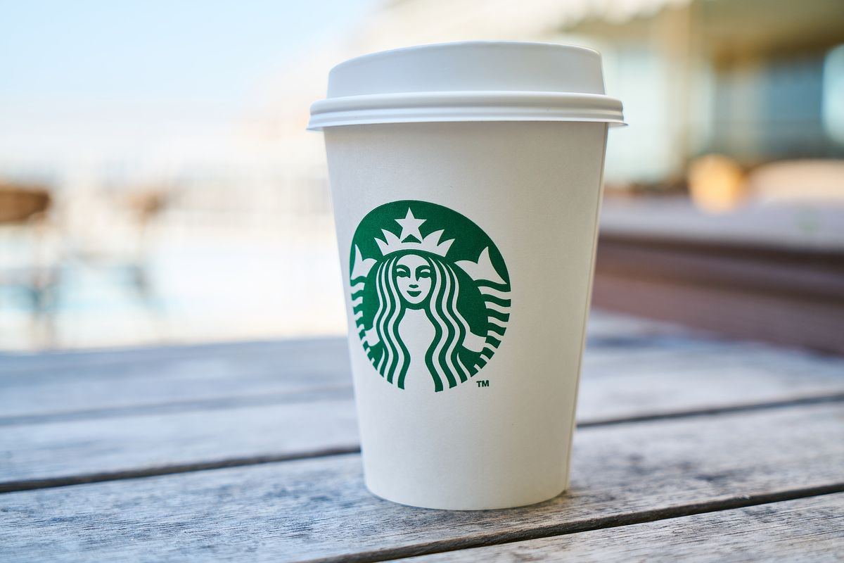 Starbucks: con esta medida la multinacional espera reducir los desechos que genera en un 50% para 2030.