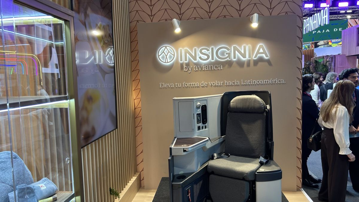 Insignia de Avianca en su stand de Fitur