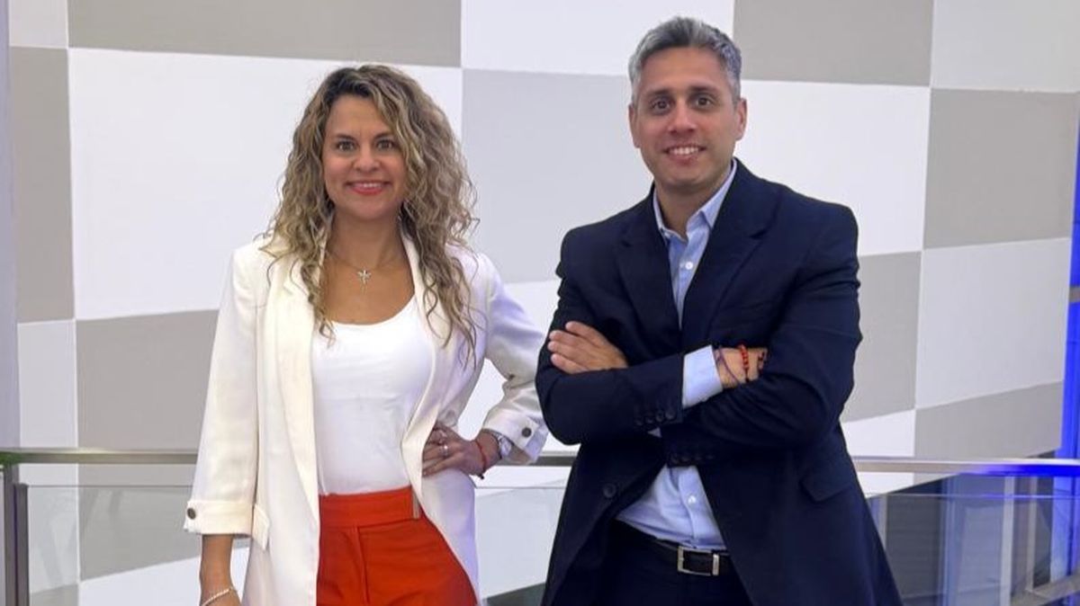 Silvana Carbonell, gerente comercial de Coris para el Interior del país; junto a Leandro Cardozo, gerente comercial AMBA, en el marco del 50° Congreso de Agentes de Viajes.