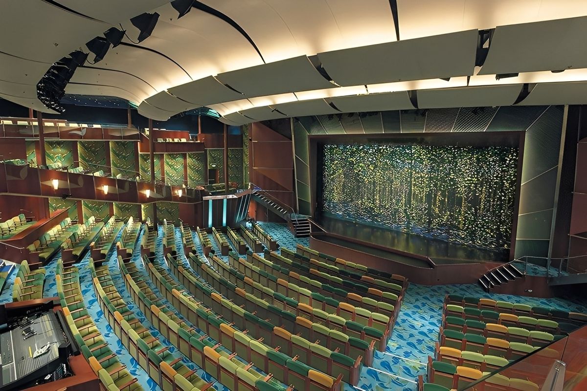 Tropical Theater cuenta con espectáculos en vivo con música, danza y luces que deslumbran cada noche a bordo.