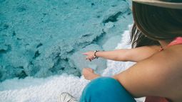 Las Salinas Grandes compartidas por Salta y Jujuy se encuentran entre los paisajes más increíbles de Argentina. Te contamos lo que deberías saber al visitarlas.&nbsp;