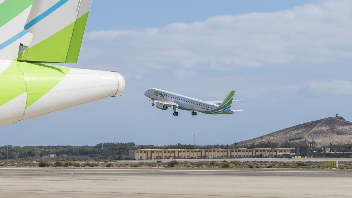 Avión de Binter despegando