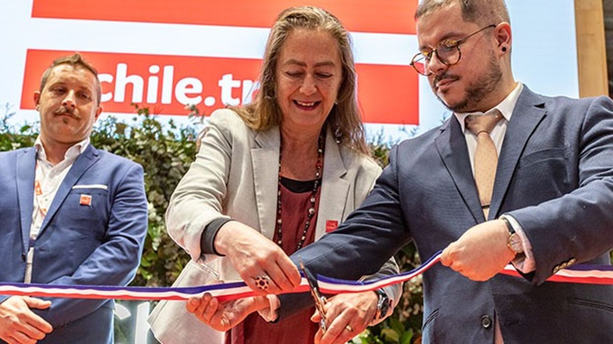 La subsecretaria Verónica Kunze junto con el embajador de Chile en España, Javier Velasco, inauguraron el stand de Chile en Fitur. 