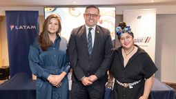 Mónica Fistrovic, CEO de Latam Airlines Ecuador; Mateo Estrella, ministro de Turismo; y la chef Valentina Álvarez, quien mostrará parte de la gastronomía ecuatoriana en el NatGeo Food Festival. 