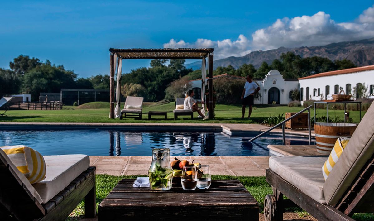 En la Ruta del Vino de Salta se puede disfrutar de servicios de calidad en las bodegas de la zona, rodeadas de espectaculares paisajes. 