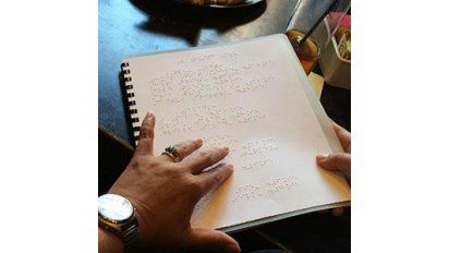 Mendoza: pocos restaurantes cumplen la ley de cartas para no videntes