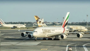 Aeropuerto de Dubái, con aviones de las aerolíneas Emirates y Etihad Airways, afectadas por la guerra en Medio Oriente.