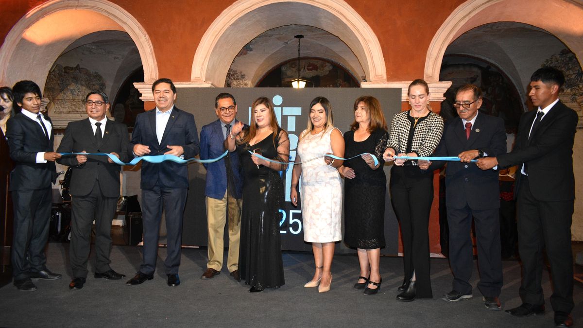 Corte oficial en el cóctel de inauguración Feria AVIT Arequipa 2025.