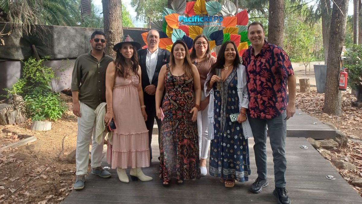 El equipo de Pacific Reps junto a Andrés Azuaga, de Ladevi Chile.