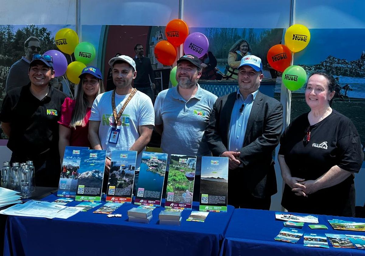 Equipo de promoción dela Región del Ñuble, junto con Augusto González, director regional Sernatur Ñuble; y Cristóbal Benítez, director nacional de Sernatur.