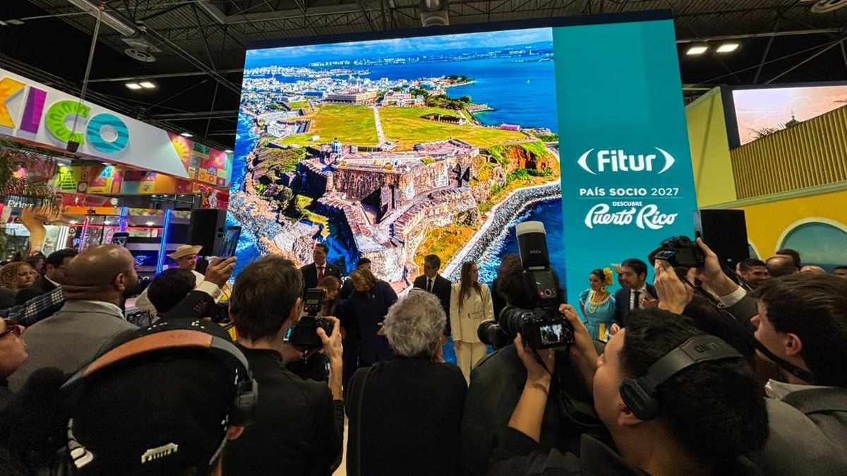 Las autoridades anunciando a Puerto Rico como País Socio.