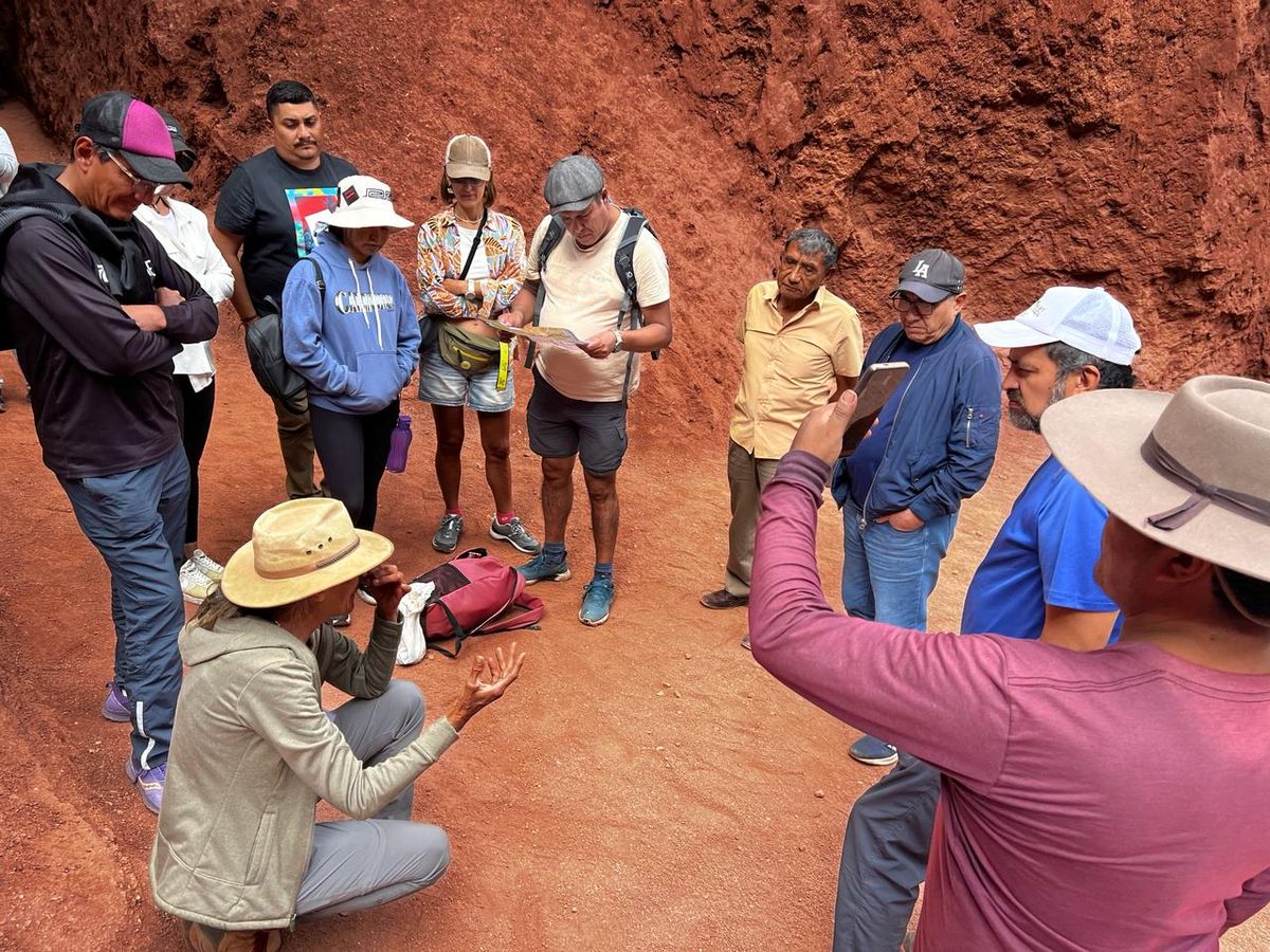 Turismo Sostenible en San Pedro de Atacama: Sophie Zanchetta, guía turística del Museo de Arqueología Gustavo Le Paige, fue una de las líderes de la expedición.