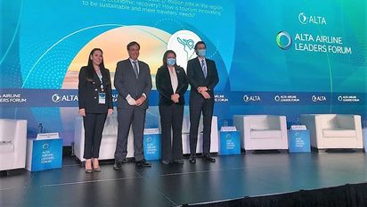 Yolanda Perdomo, experta en Estrategia Turística de ICF y moderadora del panel; junto a los ministros de turismo de Brasil, Colombia y Ecuador.