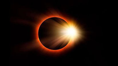 Recreación del eclipse solar de 2026 que disparará la demanda de alojamientos este verano en España.