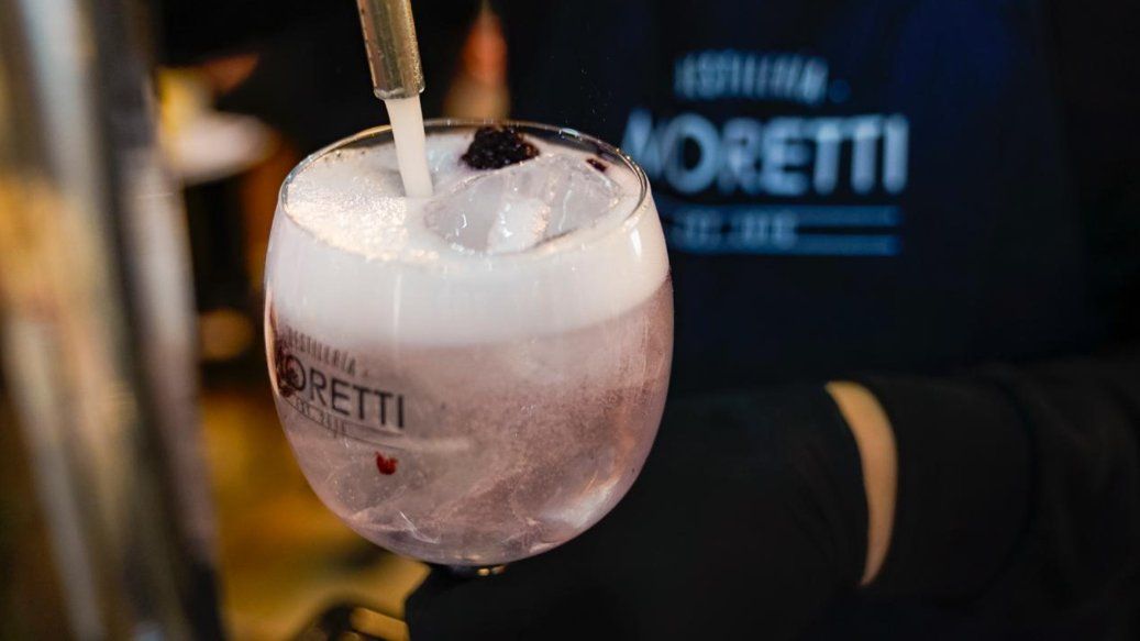Coctelería en Argentina: El gin tonic es un cóctel clásico y refrescante hecho con ginebra y agua tónica servido sobre hielo.