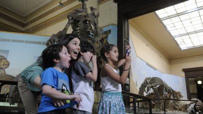 Escapadas: El Museo de Ciencias Naturales de La Plata tiene visitas especiales para familias y es uno de los que más convoca la atención de los chicos.