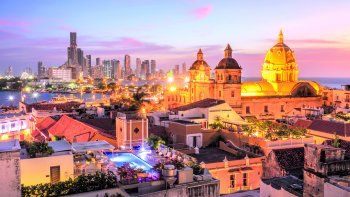Por Cartagena se pasea de día y de noche.
