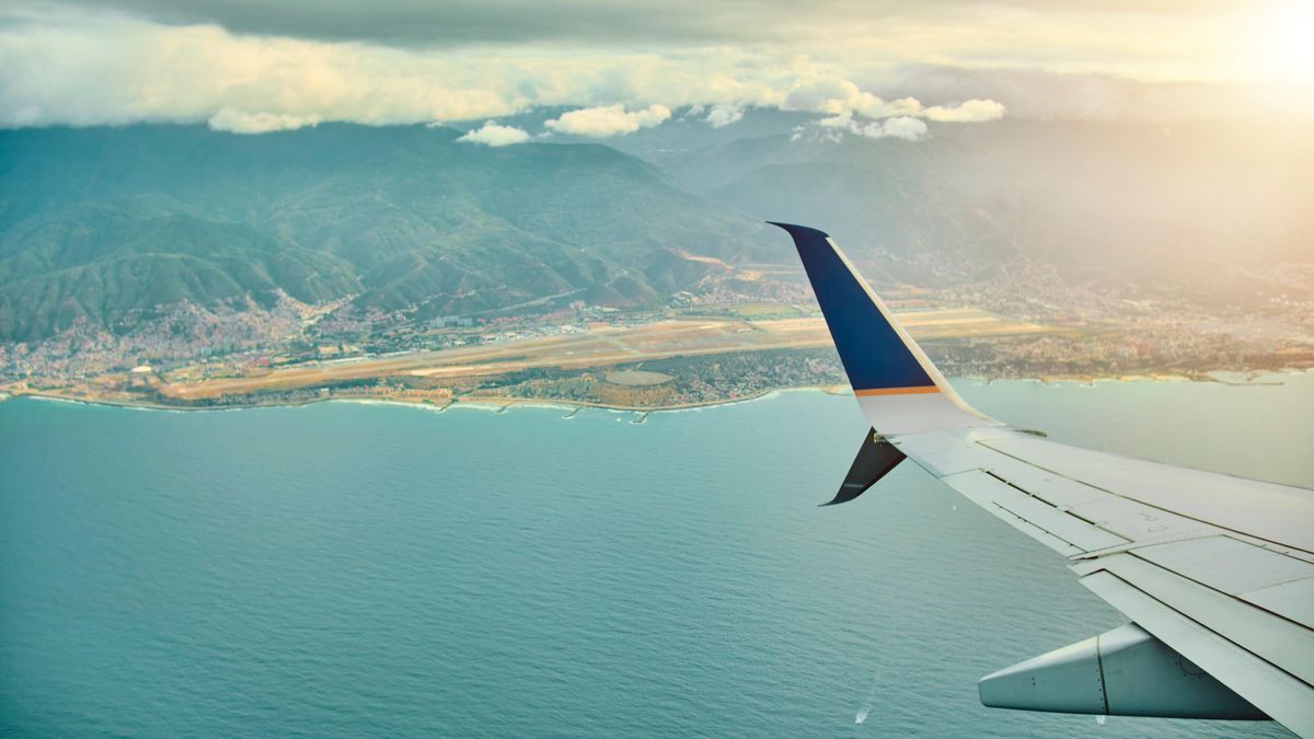 ¿Cómo afecta a los vuelos desde Ecuador la revocatoria de permisos a las aerolíneas por parte de Venezuela?