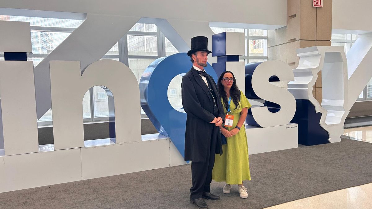 El expresidente Lincoln promocionando Illinois en IPW 2025.