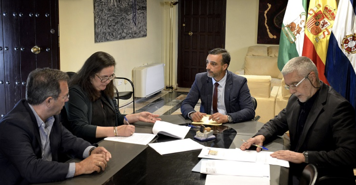 Representantes de Grupo Hotusa y del ayuntamiento de Jerez durante la firma del acuerdo