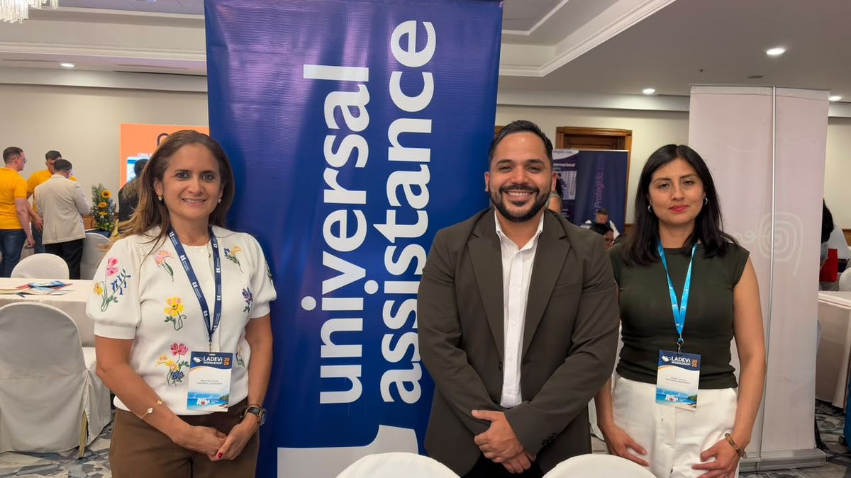 María Pía Correa, José Rivas y Jimena Guerra, de Universal Assistance, en el Ladevi Workshop Quito.