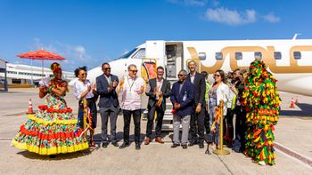 Autoridades de Antigua y Barbuda celebraron el lanzamiento de un nuevo vuelo sin escalas de Sunrise Airways que conecta Santo Domingo.