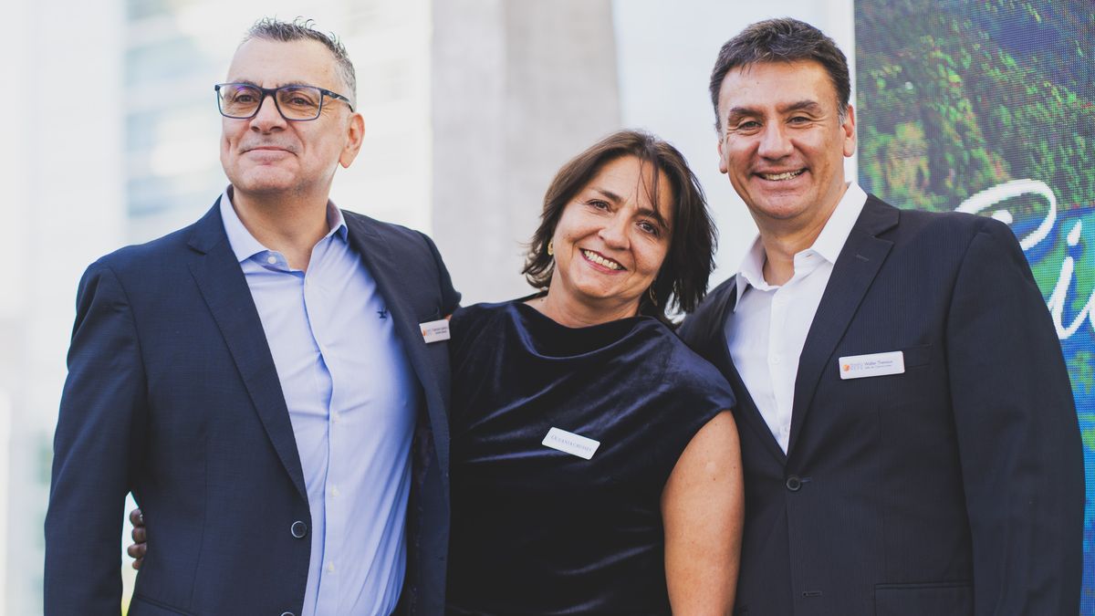 Francisco Gambio, gerente general de Tempo Reps; junto a María José Cañas y Walter Thenoux, Product Manager Oceania Cruises y gerente de operaciones para la compañía, respectivamente. 