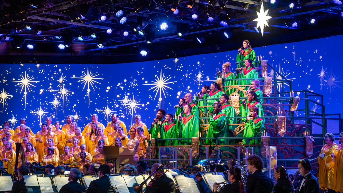 En Walt Disney World Resort, la navidad se vive con emoción en Candlelight Processional, un espectáculo que une narración, coro y orquesta en una noche memorable. En Walt Disney World Resort, la navidad se vive con emoción en Candlelight Processional, un espectáculo que une narración, coro y orquesta en una noche memorable.