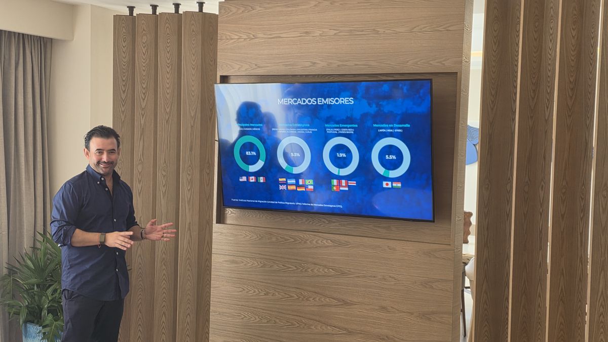 El director del CPTQ, Andrés Martínez, en encuentro con medios de comunicación para dar a conocer las novedades en el Caribe mexicano.