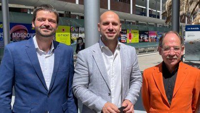 Carlos Braña, Miguel Ángel de la Cruz Jr. y Miguel de la Cruz en Fitur.