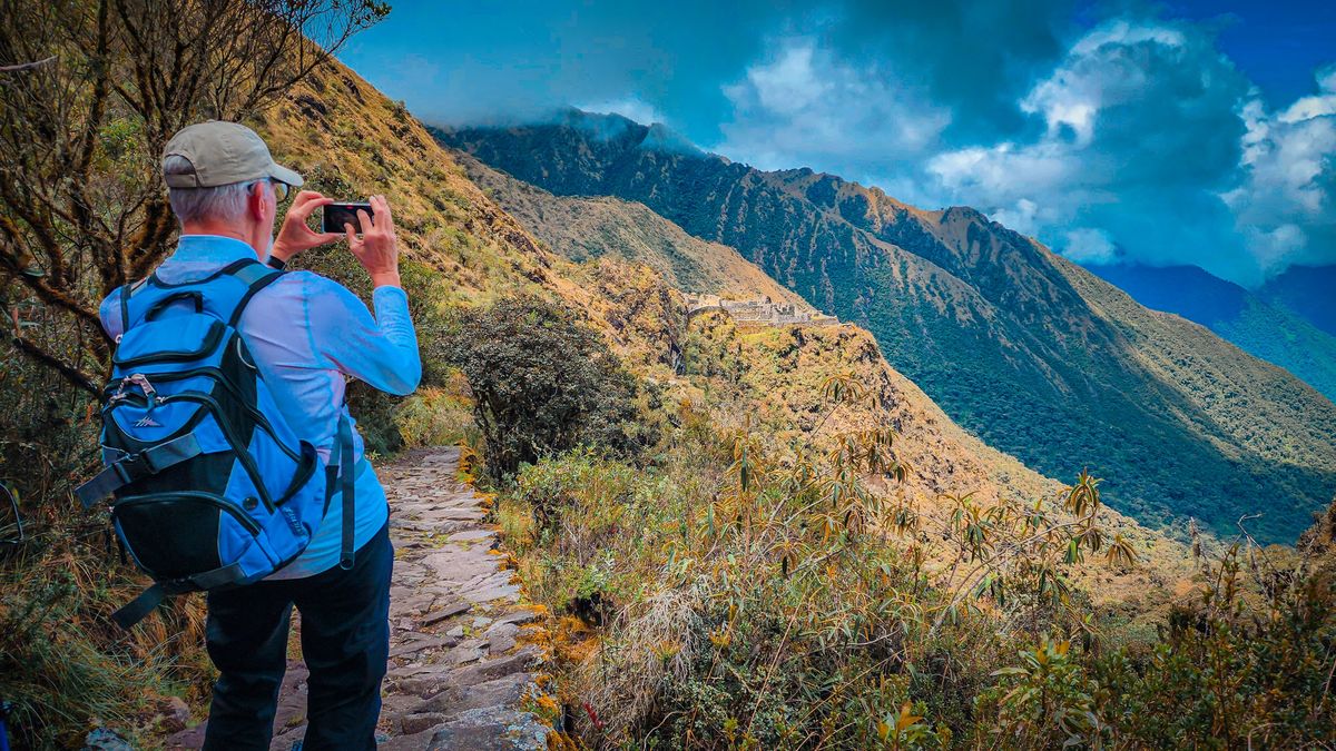 La ruta clásica del Camino Inca en Perú cubre cuarenta y dos kilómetros en cuatro días. La ruta clásica del Camino Inca en Perú cubre cuarenta y dos kilómetros en cuatro días.