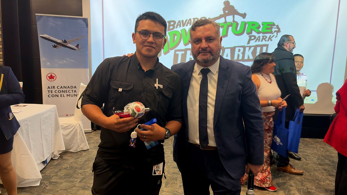 Maxitravel y los expositores entregaron premios a los asistentes, durante la Caravana Workshop 2026, en Quito. 