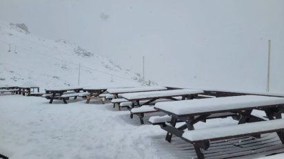 Nevadas en la Patagonia: el Cerro Catedral amaneció teñido de blanco