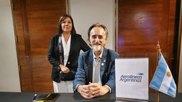 Adrián Regueira junto a Juana Delgado, gerente de ventas de Aerolíneas Argentinas, en una de sus últimas actividades como gerente general. 