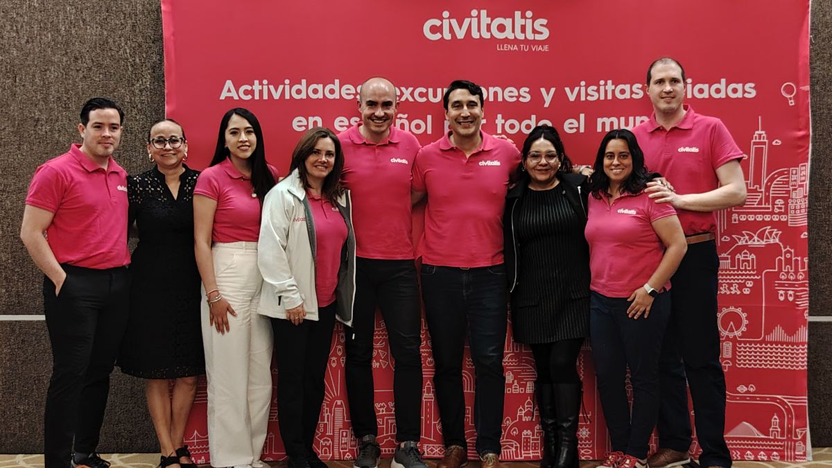 Andrés Spitzer y Enrique Espinel junto al equipo de Civitatis México.