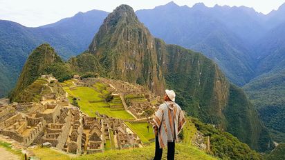 Vista de Machu Picchu, uno de los principales destinos turísticos de Perú, rodeado de montañas y considerado una joya del Imperio Inca.