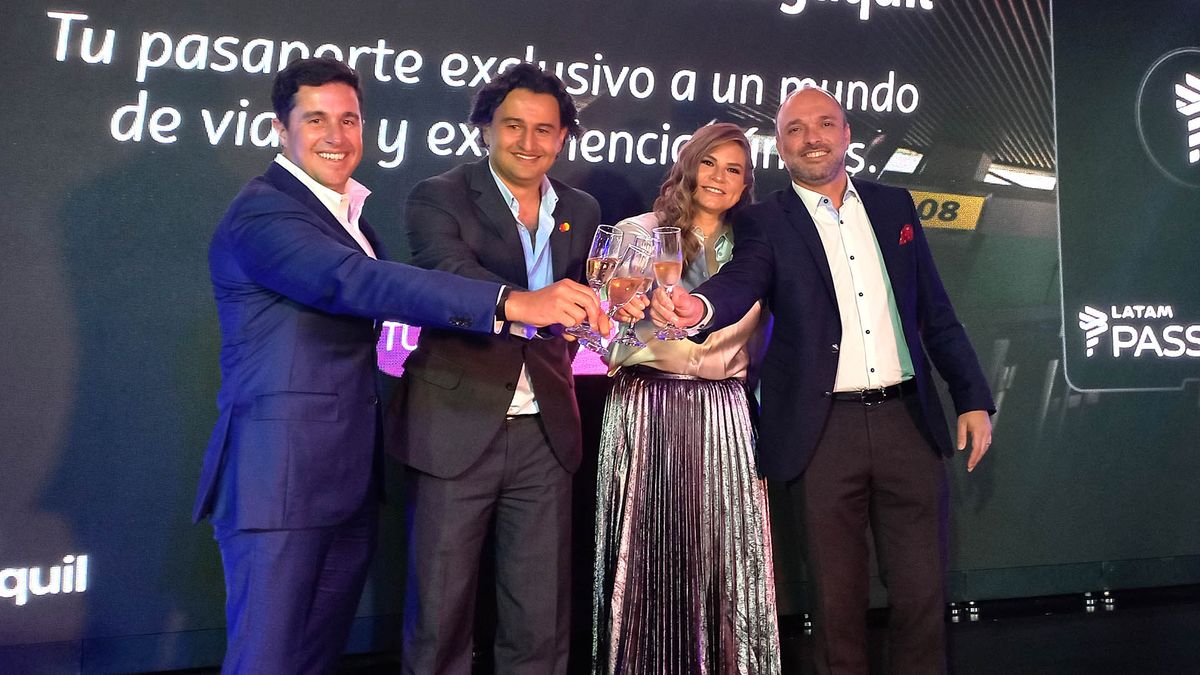 Guillermo Lasso Alcívar, presidente de Banco Guayaquil; Camilo Mier, CEO de Mastercard en Ecuador; Mónica Fistrovic, CEO de Latam Airlines Ecuador; y Cristian Ortiz, CEO de LATAM Pass. 