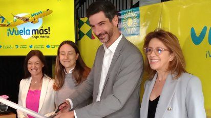 Paola Tamburelli, Geraldine Oniszczuk,&nbsp;Félix Antelo y Luisa Villegas, en un simbólico corte de cintas por el inicio de los vuelos de Viva Air.